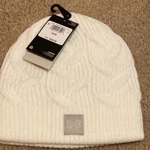 NEW UNDER ARMOUR cable knit beanie in white chunky acrylic knit, soft,patch logo